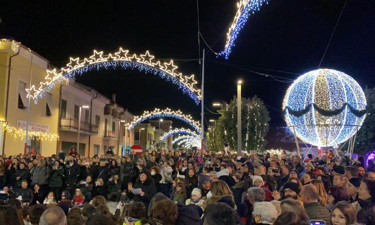 Castelraimondo, è già aria di Natale: domenica tra luci e canti (FOTO)