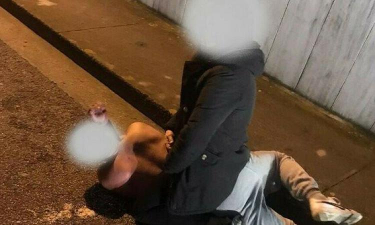 Tenta di rapinare una 60enne al bancomat, ma lei lo mette ko: l'immagine diventa virale Tenta di rapinare una 60enne al bancomat, ma lei lo mette ko: l'immagine diventa virale