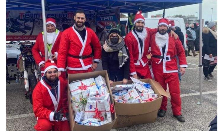 Niente slitta, i Babbi Natale arrivano in moto per i piccoli pazienti del Lancisi: doni anche da San Severino