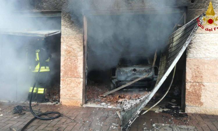 Matelica, auto prende fuoco in un garage: evacuata palazzina