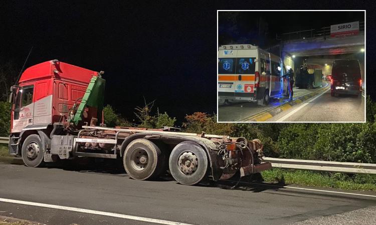 Macerata, camion perde il carico e colpisce auto in corsa: due feriti (FOTO)