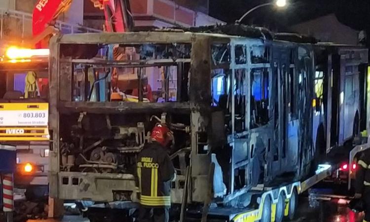 Macerata, paura in via Roma: autobus avvolto dalle fiamme, traffico in tilt (FOTO e VIDEO)