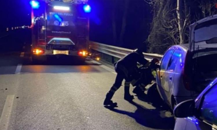 Incidente nella notte, auto resta senza benzina in superstrada e viene tamponata: due feriti