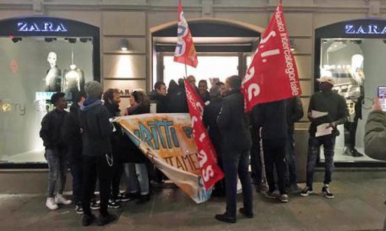 Il Black Friday parte col botto, sciopero dei lavoratori Zara: “Stipendi troppo bassi"