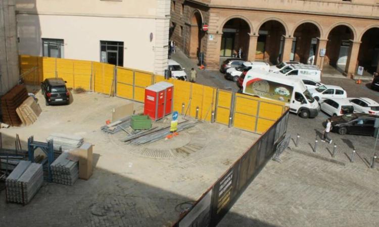 Macerata, via la gru da piazza Vittorio Veneto: viabilità rivoluzionata per lo smontaggio