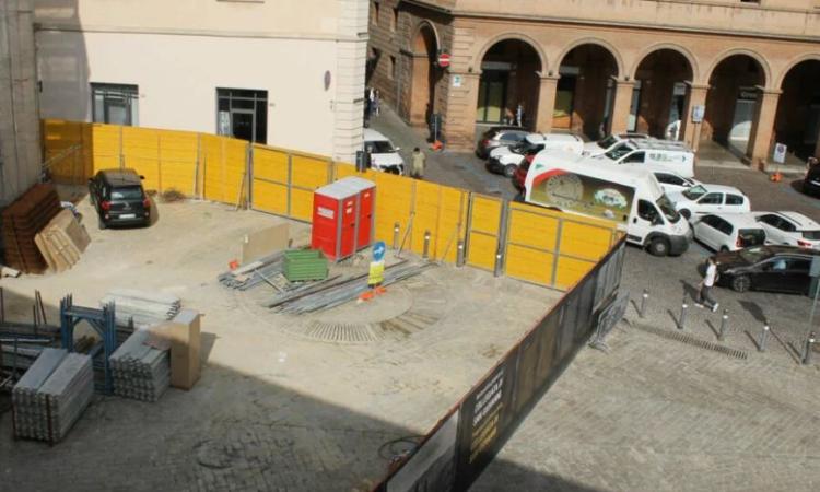 Macerata, via la gru da piazza Vittorio Veneto: viabilità rivoluzionata per lo smontaggio Macerata, via la gru da piazza Vittorio Veneto: viabilità rivoluzionata per lo smontaggio