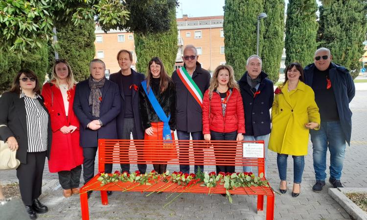 Civitanova, una nuova panchina rossa al Parco Baden Powell: "No alla violenza sulle donne" Civitanova, una nuova panchina rossa al Parco Baden Powell: "No alla violenza sulle donne"