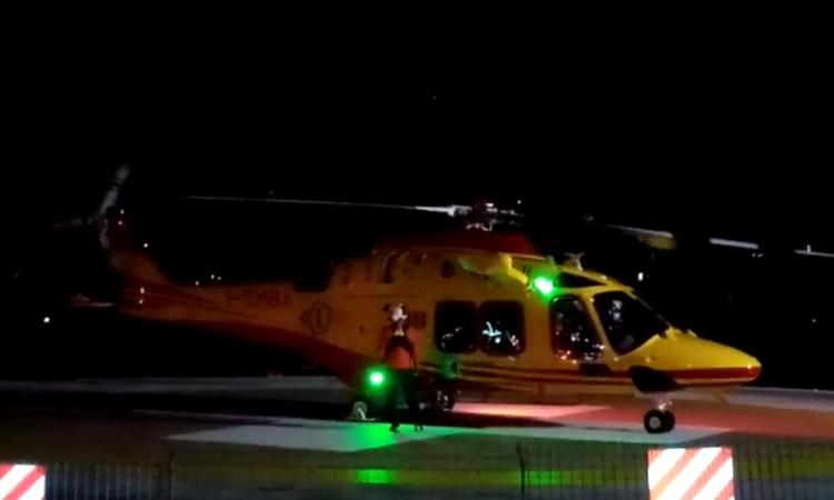Loro Piceno, auto esce di strada e si ribalta. Un giovane trasportato a Torrette Loro Piceno, auto esce di strada e si ribalta. Un giovane trasportato a Torrette