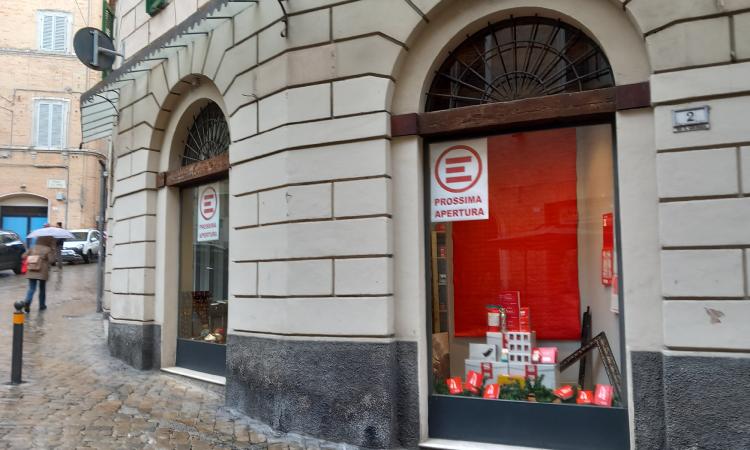 Macerata, Emergency apre il negozio di Natale: dall'artigianato afghano al "Panettone fatto per Bene"