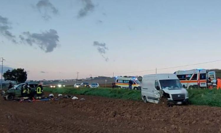 Scontro frontale tra auto e furgone: quattro feriti trasportati all'ospedale Scontro frontale tra auto e furgone: quattro feriti trasportati all'ospedale