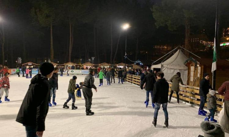 Sarnano, a Natale si rinnova l'appuntamento con la tradizionale pista sul ghiaccio