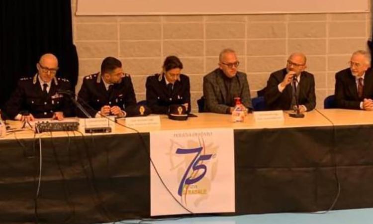 Civitanova, la polizia stradale festeggia il 75° anniversario dalla sua fondazione con gli studenti Civitanova, la polizia stradale festeggia il 75° anniversario dalla sua fondazione con gli studenti