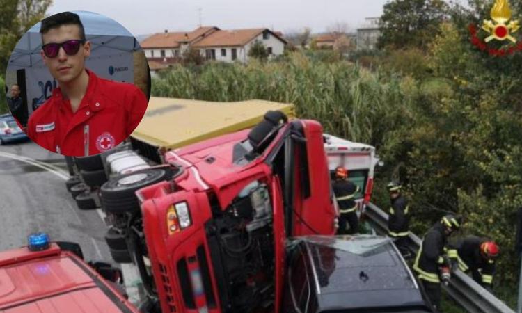 Tragico incidente allo svincolo A14, camion si ribalta e schiaccia un'ambulanza: due i morti