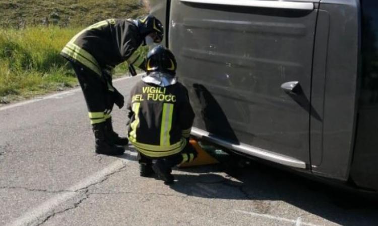 Macerata, scontro tra auto: donna estratta dall'abitacolo dai vigili del fuoco