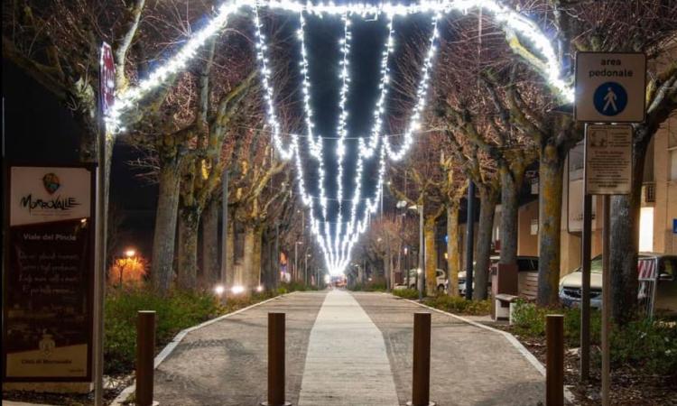 Morrovalle, luminarie a costo zero per il Comune: saranno donate da un'azienda del territorio Morrovalle, luminarie a costo zero per il Comune: saranno donate da un'azienda del territorio