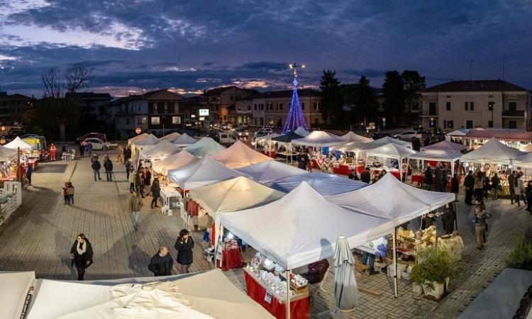 Sambucheto, tutto pronto per il “Natale del Sambuco”: Babbo Natale, mercatini e spettacoli