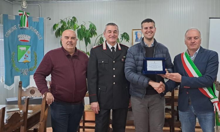 Valfornace saluta il carabiniere Sergio Dimaggio: targa ricordo per i suoi 7 anni di servizio