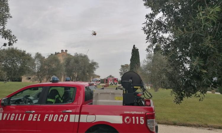 Paura a Macerata, camino al bioetanolo va a fuoco in una villa: una donna soccorsa in eliambulanza