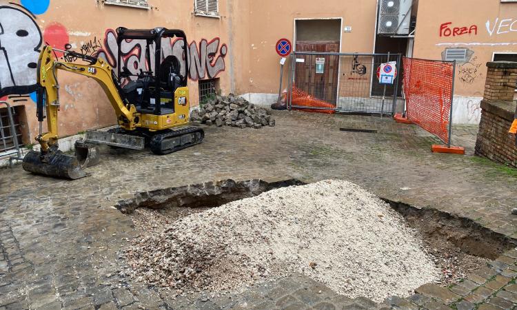 Macerata, si apre una voragine di due metri sotto Piazza Lauro Rossi Macerata, si apre una voragine di due metri sotto Piazza Lauro Rossi