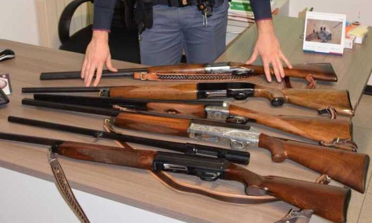 Dispetti e ripicche fra vicini: la polizia sequestra “per precauzione” sei fucili da caccia a un 54enne