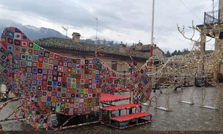 Sarnano, la slitta di Babbo Natale è di lana: tornano gli addobbi realizzati all'uncinetto (FOTO) Sarnano, la slitta di Babbo Natale è di lana: tornano gli addobbi realizzati all'uncinetto (FOTO)