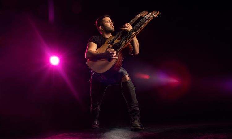 Pollenza, il virtuoso della chitarra da milioni di views Luca Stricagnoli in concerto al teatro Verdi