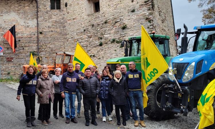 San Severino, festa del Ringraziamento: benedizione dei trattori al castello di Serralta San Severino, festa del Ringraziamento: benedizione dei trattori al castello di Serralta