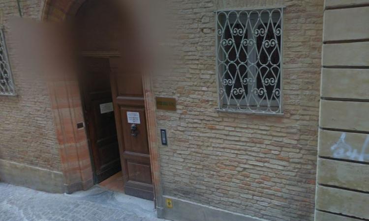 Macerata, la porta rimane bloccata durante udienza: giudice, avvocati e cliente restano intrappolati Macerata, la porta rimane bloccata durante udienza: giudice, avvocati e cliente restano intrappolati