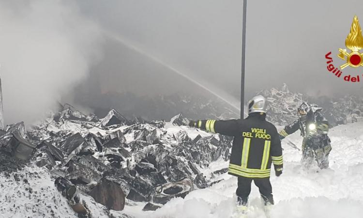 Pollenza, "Ancora focolai accessi alla Rimel": altra notte di lavoro per i pompieri Pollenza, "Ancora focolai accessi alla Rimel": altra notte di lavoro per i pompieri