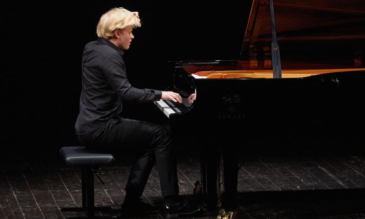 Macerata, Lauro Rossi in piedi per il pianista Malofeev. L’Appassionata chiude la prima parte di stagione