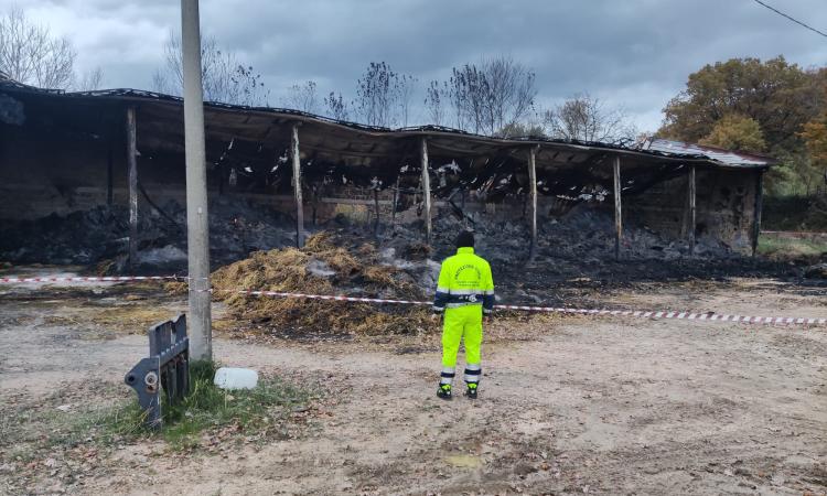 San Severino, allerta vento e rischio nuovo incendio:  Protezione Civile a presidio del fienile andato a fuoco