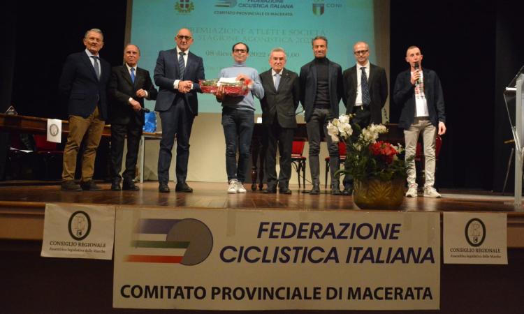 Matelica, sul palco del teatro Piermarini salgono Cassani e il 'gotha' del ciclismo provinciale Matelica, sul palco del teatro Piermarini salgono Cassani e il 'gotha' del ciclismo provinciale