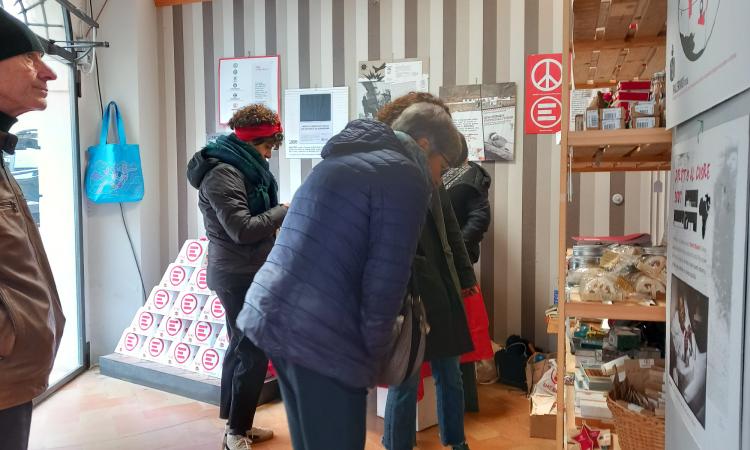 Macerata, Natale con Emergency: apre il negozio di manufatti solidali per la prima volta nelle Marche Macerata, Natale con Emergency: apre il negozio di manufatti solidali per la prima volta nelle Marche