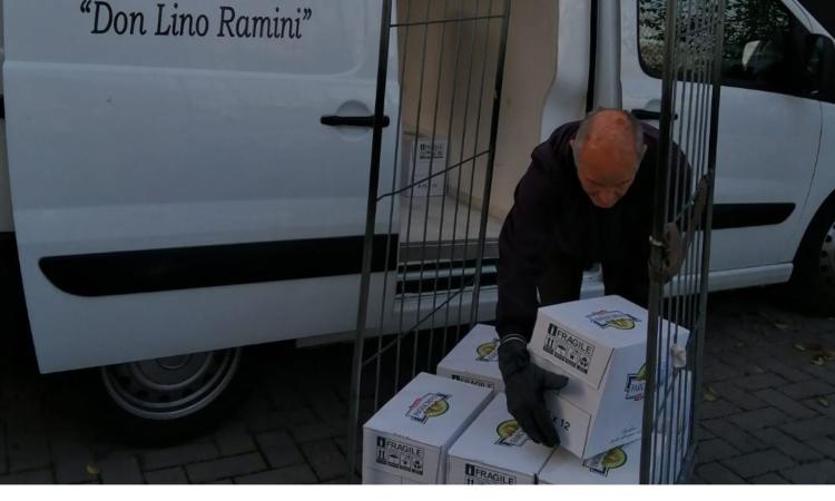 Civitanova, il Rotary dona 360 bottiglie d'olio alla Caritas