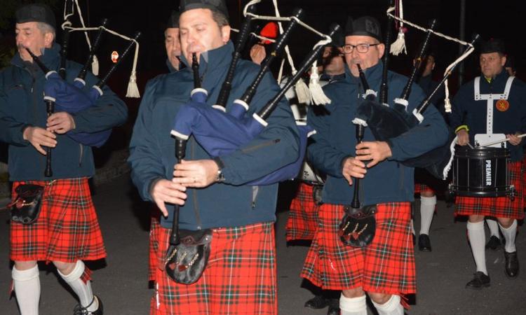 Pieve Torina, il suono delle cornamuse per festeggiare il Natale Pieve Torina, il suono delle cornamuse per festeggiare il Natale