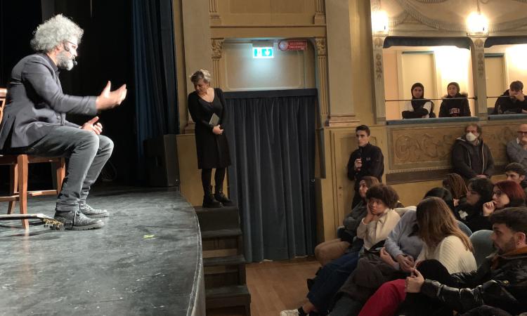 Corridonia, Cristicchi incanta il Teatro Velluti e regala le sue ‘sette parole per la felicità’ agli studenti