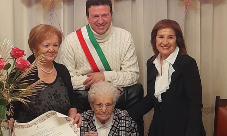 Festa a Tolentino, Rosa Ferretti spegne 100 candeline: donata pergamena in ricordo