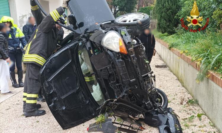 Perde il controllo dell'auto e piomba nel cortile di un condominio: paura per una donna