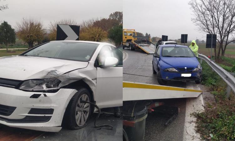 Macerata, schianto allo svincolo della superstrada: traffico in tilt Macerata, schianto allo svincolo della superstrada: traffico in tilt