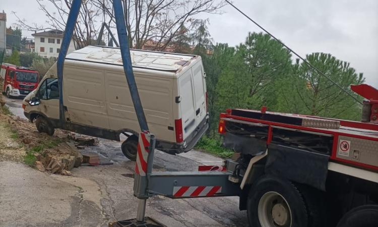 Cede il muro di contenimento, furgone si ribalta sulla carreggiata