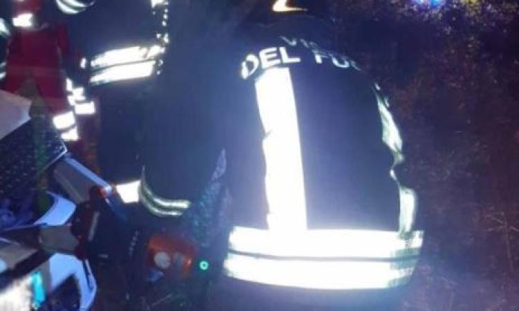 Treia, auto esce di strada e si ribalta: il conducente estratto dai vigili del fuoco