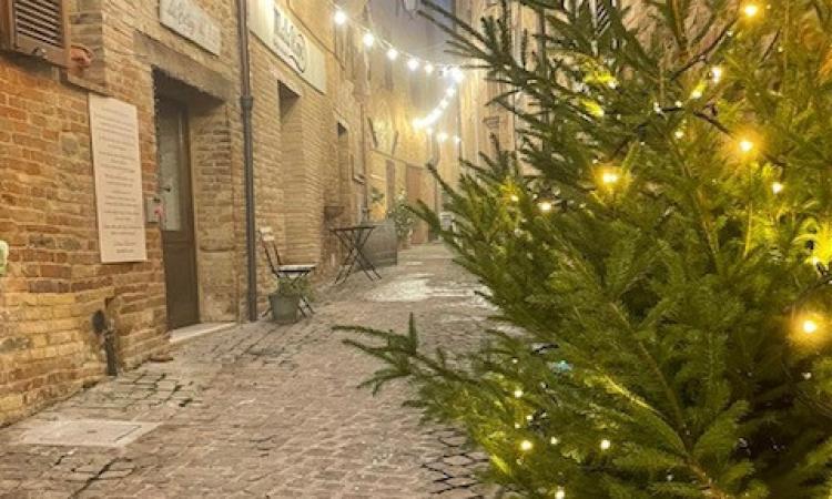 Natale nel borgo di Ripe San Ginesio: tra il presepe di sabbia e oro e il videomapping