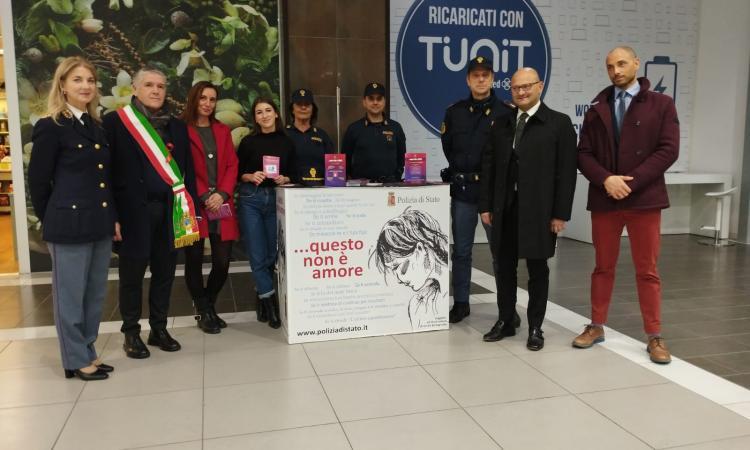 Macerata, contro la violenza sulle donne: al "Valdichienti" stand con la Polizia per consigli e denunce