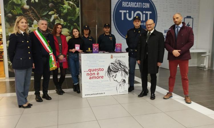 Macerata, contro la violenza sulle donne: al "Valdichienti" stand con la Polizia per consigli e denunce Macerata, contro la violenza sulle donne: al "Valdichienti" stand con la Polizia per consigli e denunce