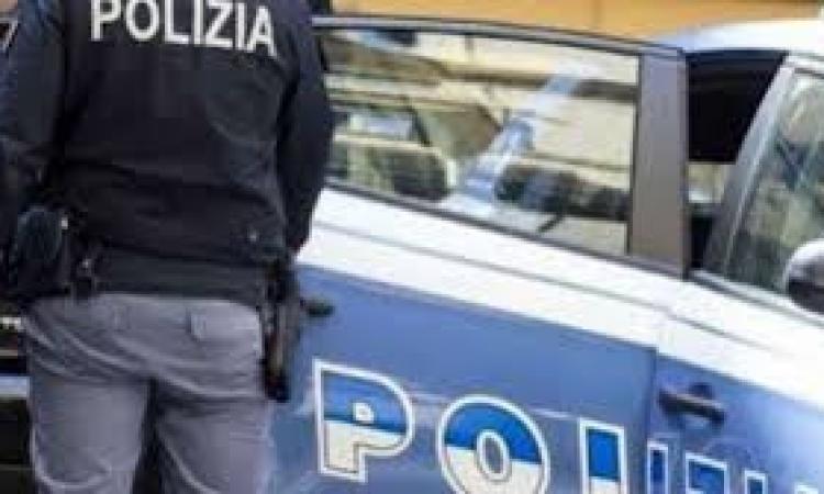 Le chiede soldi e poi la violenta, 40enne arrestato ad Ancona Le chiede soldi e poi la violenta, 40enne arrestato ad Ancona