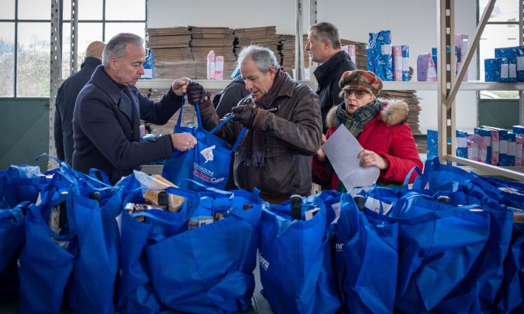 Macerata, Natale di solidarietà: una strenna con giochi e prodotti locali per oltre 100 famiglie