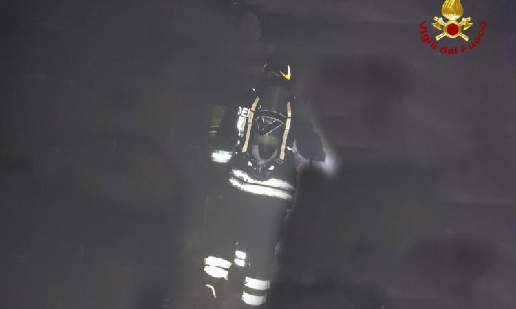 Incendio in un'abitazione: mansarda distrutta dalle fiamme Incendio in un'abitazione: mansarda distrutta dalle fiamme