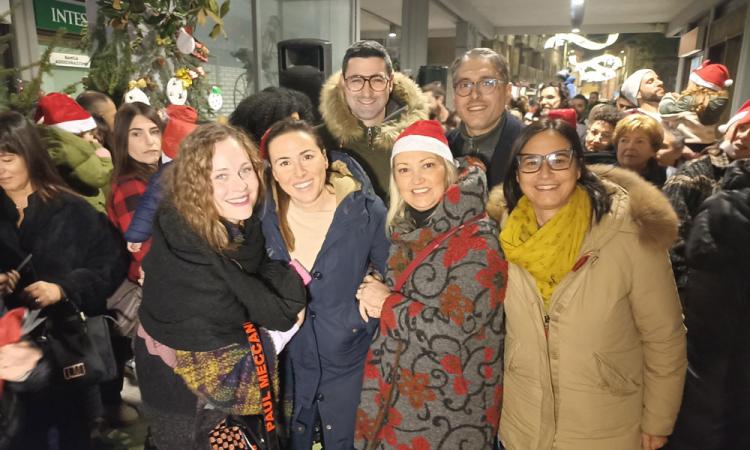 Tolentino, l'accensione dell'albero e l'arrivo di Babbo Natale: successo per la festa degli asili nido