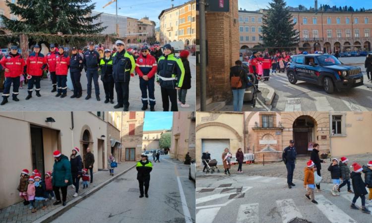 San Severino, i bimbi della scuola d'Infanzia intonano canzoni di Natale ai nonni della casa di riposo