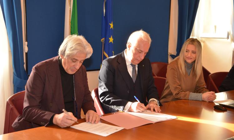 Macerata, mai più truffe agli anziani: c'è la firma del protocollo d'intesa in Prefettura